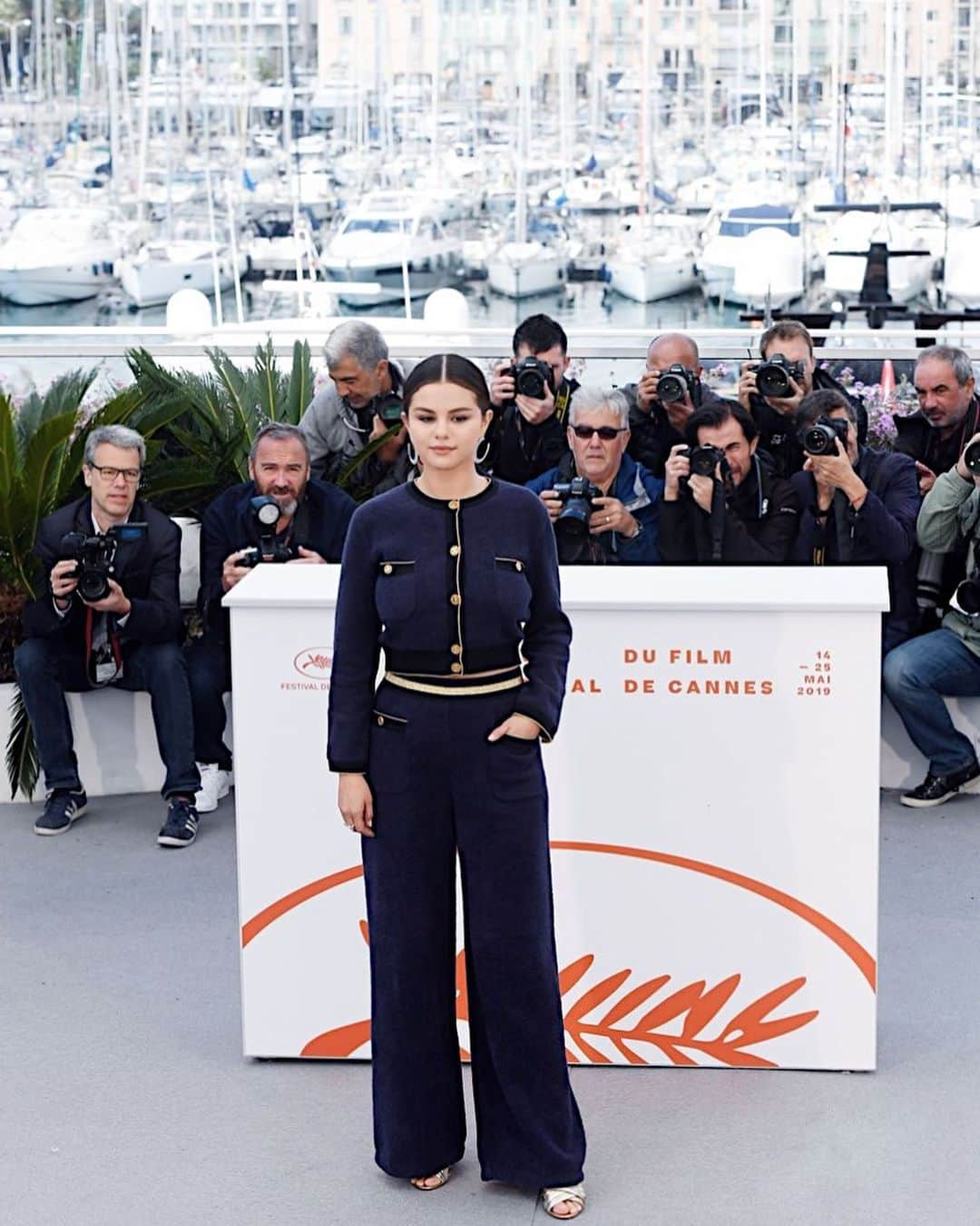 Hung Vanngoさんのインスタグラム写真 - (Hung VanngoInstagram)「#SelenaGomez x  #TheDeadDontDie press day at Cannes Film Festivals ❤️💫⚡️✨. 👗 @kateyoung 💅🏻 @tombachik 💇 @marissa.marino 💄 @hungvanngo using @marcjacobsbeauty. Here is the products breakdown: Youthquake Hydra-full Retexturizing Gel Cream Shameless Foundation in “Y270” Accomplish Concealer & Touch Up stick in “Light 23” Accomplish Powder in “Siren 52” Omega Bronzer in “Tan-tastic” Air Blush in “Flesh & Fantasy” Eye-conic Eyeshadow Palette in “Steel(etto)” Highliner Gel Eye Crayon in “Ro(cocoa” Velvet Noir Major Volume Mascara Lê Marc Lip Crème in “Shakedown”」5月15日 23時35分 - hungvanngo