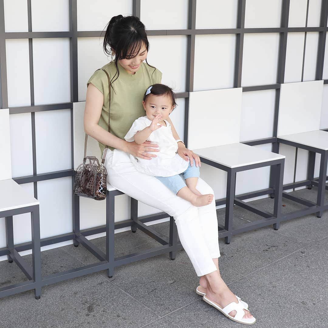 Eri Satoのインスタグラム：「light khaki×whiteコーデ · tops,shoes: @titivate  pants: @pierrot_shop (e1509-0222199) bag: @accommode · 最近のお気に入りばかりのコーデ😁 バッグは先日の @accommode の展示会でオーダーしたもの！ やっぱり可愛い😍 · 娘にヘアピンつけると嫌がられます😂 この日のブラウスは私が縫ったやつ。 でもそーゆー時に限ってめっちゃ汚される🤣 · #mamagirl#locari#コーディネート#ママコーデ#ママファッション #プチプラ#プチプラコーデ #親子リンクコーデ#親子リンクコーデ愛好家#親子#読者モデル#読モ#ママモデル #l4like #instagood#outfit #simple #coordinate#fashion#ティティベイト#titivate  #titivatestyle#夏コーデ#新宿」