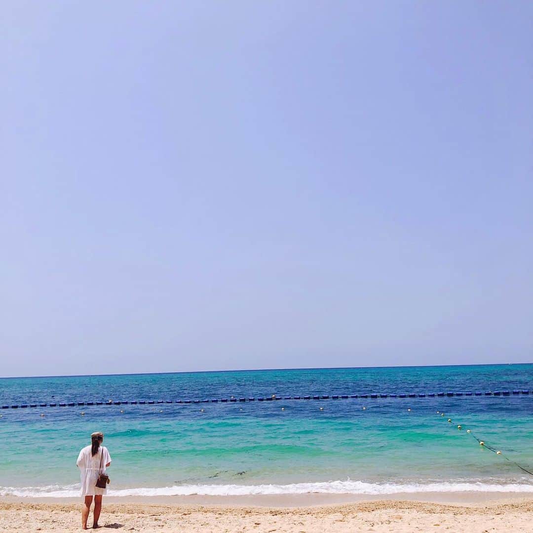 長嶺菜菜子のインスタグラム：「﻿ 沖縄に生まれて﻿﻿ 沖縄で育って﻿﻿ 沖縄を出て﻿﻿ 沖縄の良さを知って﻿﻿ 沖縄に戻る﻿﻿ ﻿﻿ ﻿﻿ 外に出てはじめて沖縄の良さ ﻿﻿ 魅力に気づく﻿﻿ ﻿﻿ ﻿ 沖縄🌺﻿﻿ ﻿﻿ ﻿﻿ 私の戻る場所﻿﻿ ﻿﻿ ﻿﻿ Thank u Photo by ... @sk.sayuri ﻿ ﻿ #沖縄 #自然体 #健康美 #旅好き #旅行好き﻿﻿﻿﻿﻿ #沖縄人 #うちなんちゅ﻿﻿﻿﻿﻿ #のんびり時間 #沖縄ビーチ #沖縄の海﻿﻿﻿ #海大好き #夏大好き﻿ ﻿﻿ #ナチュラル #ナチュラル美﻿﻿﻿﻿﻿ #アクティブ女子 #アクティブ﻿﻿﻿﻿」