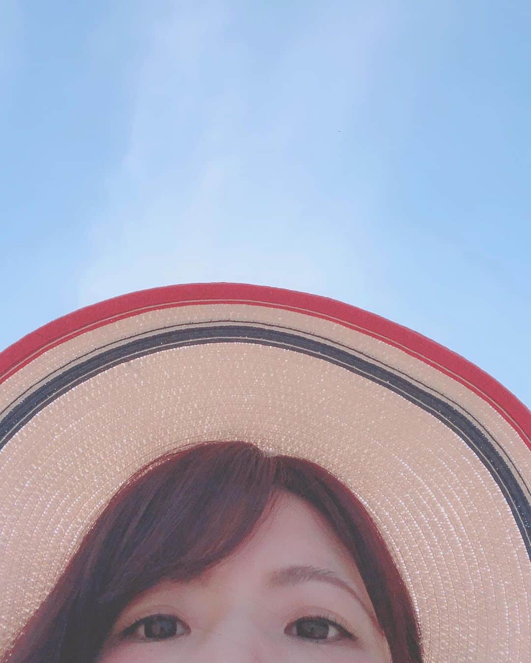 のインスタグラム：「焼肉の写真、間違えて消してしまった(〃ω〃)コメント・いいねくれたみなさますみません🙇‍♀️🙇‍♀️🙇‍♀️ しかも投稿したら3枚連続うつむきショットだったから、写真変えます💙‪バランス大事！( ˟_˟ ) ・ 明日晴れるかなー？☀ 今日もお疲れ様でした( ˙ᵕ˙ )✨ ・ #sky #bluesky #空 #そら #綺麗 #晴れ #お疲れ様 #お疲れ様でした #仕事 #充実 #明日晴れるかな #早起き  #hat #帽子 #日焼け #美白 #麦わら帽子 #明日も #頑張ろう #がんばろう #일본인 #일본 #모델 #일상그램 #좋아요  #셀스타 #셀스타그램 #얼스타그램 #셀피 #셀카」