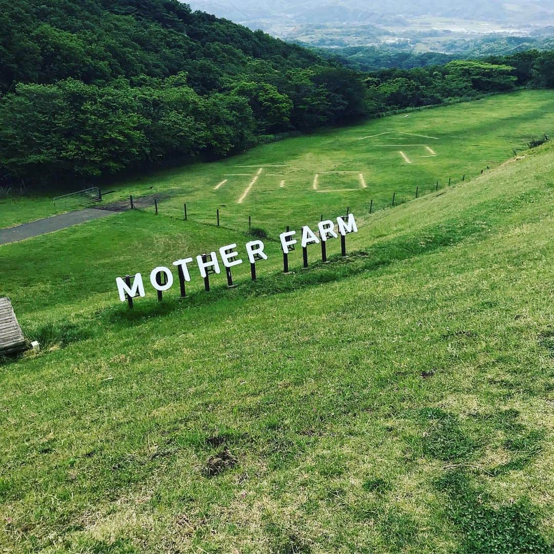 渚のインスタグラム：「ゆにばーすのはらさんとマザー牧場行ってきた  開園した瞬間から閉園まで一日中おったけど、まだまだ時間足りんかったなぁ  たくさんの動物たちと触れ合って、ええ気持ちになった  マイペースで自由に過ごしてるように見える動物たち  #そのままの姿が一番ええんちゃうか #ものすごい曇り空で途中小雨もあったけど構わんくらい楽しめる #今度行った時はリクガメとマーラに振り向いてもらお」