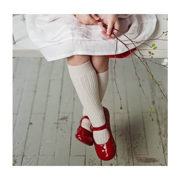 コレジアンのインスタグラム：「The perfect look: a nice dress, patent leather shoes and matching socks! 👌☺️ At Collégien you will be able to find the perfect socks to make your children look at their best for any occasion. 🌟 Do you know our friends at @allthebeautifulthingsblog ? Their collections of linen clothes match perfectly well our socks. 💞 . 🇫🇷 Chaussures vernies, jolie robe, chaussettes assorties, voici les éléments qui composent la tenue parfaite ! 👌 Que ce soit pour des occasions spéciales ou pour vos tenues quotidiennes, chez Collégien, vous trouverez toujours l’accessoire qui correspond à vos envies ! . N’hésitez plus, composez des looks canons pour vos enfants ! 🌟 . Connaissez-vous nos amies de chez @allthebeautifulthingsblog ? Une marque de vêtements en lin, un tissu léger et d’été, dont la douceur des couleurs se marient à merveille avec nos chaussettes ! Foncez découvrir nos collections ! . Picture by @allthebeautifulthingsblog 😘 . . #collegien #collegiensocks #collegien_officiel #海外ベビー服 #ロンパース #女の子ベビー #女の子 #赤ちゃん #赤ちゃんのいる生活 #ベビモ #madeinfrance #extrasoft #bestsocksever #barneklær #kinderstrümpfe #kniestrümpfe #靴下 #носки #sokker #instamum #ベビー用品」