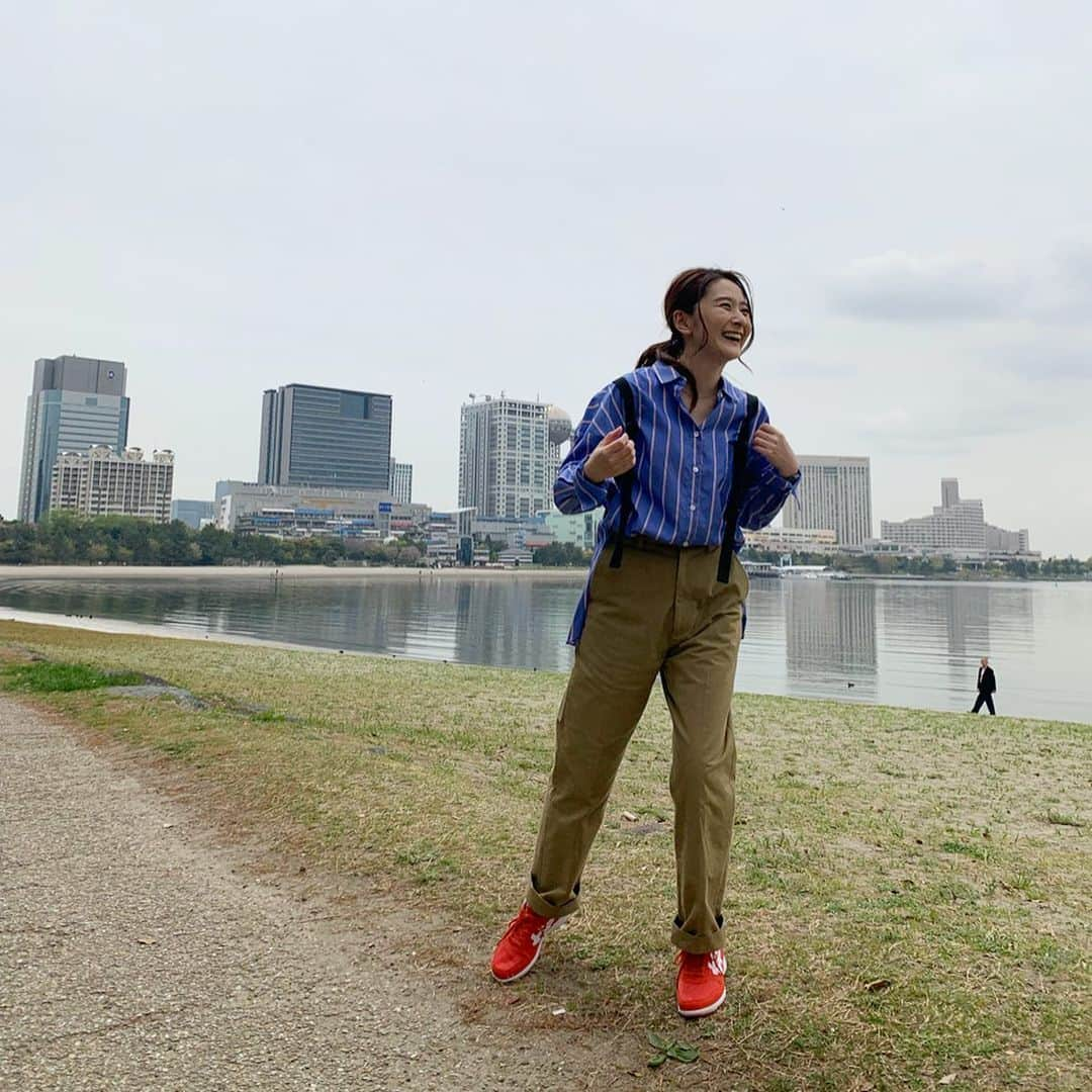 海下真夕さんのインスタグラム写真 - (海下真夕Instagram)「. asics @asics_japan walking様のwebのお仕事をさせていただきました👟🧡 ある（歩）活推薦部というコラムにて、素敵に撮っていただいてるので、是非チェックしてみてください😊 http://matome.agilemedia.jp/asics/arukatsu/ なんと、レインボーブリッジを歩いて渡ってきました😆 軽くてクッション性高くとっても歩きやすいスニーカーのおかげで、3㎞あっという間の楽しいウォーキングでした☺️ .  #asics#asicswalking #アシックスウォーキング#ある活推進部  #ウォーキング#walking#sneakers#👟 #お台場 #レインボーブリッジ #レインボーブリッジ遊歩道 #おすすめ #mywork」5月15日 23時55分 - kaigeworld