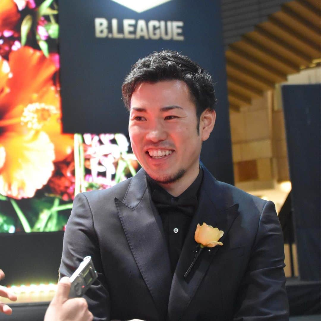 シーホース三河さんのインスタグラム写真 - (シーホース三河Instagram)「B.LEAGUE AWARD SHOW 2018-19  #14金丸 選手🏅 『ベストFT成功率賞』『ベスト5』とどちらも 3年連続受賞となる快挙‼️ 受賞会場、取材中での雰囲気もどうぞ✨  #Bリーグ #Bリーグアワード #金丸晃輔 #シーホース三河」5月15日 23時53分 - go_seahorses