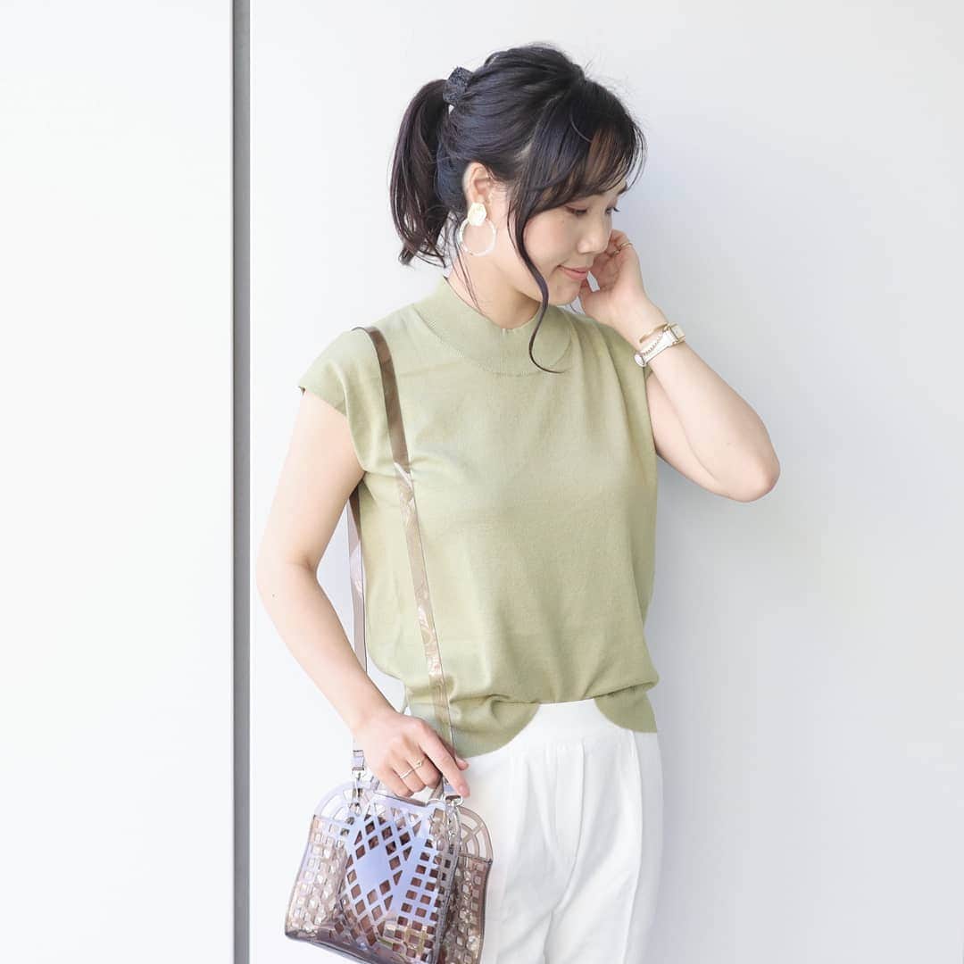 Eri Satoのインスタグラム：「light khaki×whiteコーデ · @titivatejp の #ベーシックフレンチスリーブライトニット · このトップス、ここ最近で一番のお気に入り🤗 薄くてさらっとしたニット生地が気持ち良いし、何といっても色合いが好み～😍 ベージュも欲しいな😋💕 前picの親子コーデも見てね✨ · #ティティベイト#titivate  #titivatestyle#fashion#ootd#outfit#code#coordinate#style#instafashion#instagood#instalike#ファッション#コーディネート#コーデ#プチプラ#プチプラコーデ#ママコーデ#パンツコーデ#シンプルコーデ#mamagirl#locari#ママファッション #partegram#読者モデル#ママモデル #l4like#カジュアル#お洒落さんと繋がりたい」