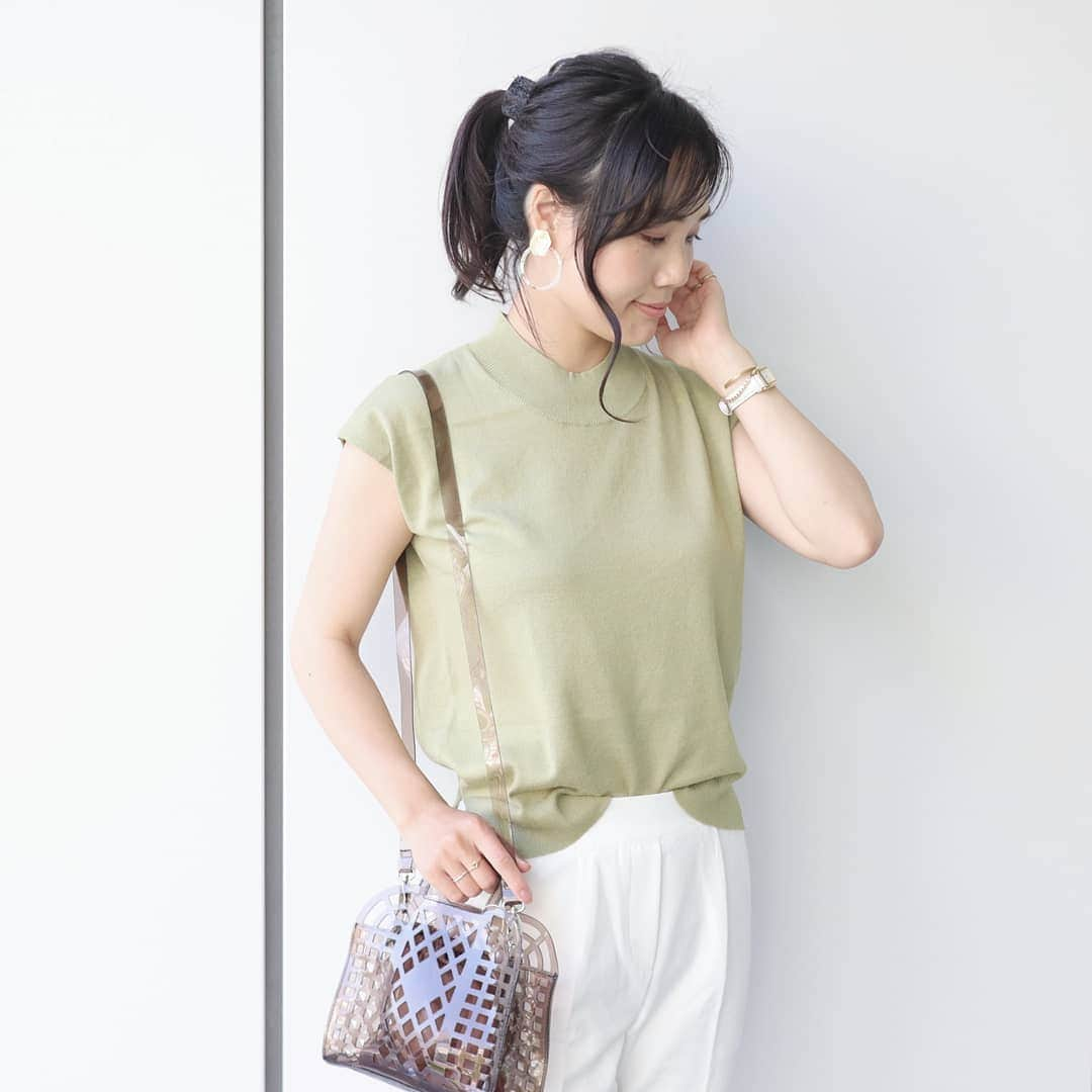 Eri Satoさんのインスタグラム写真 - (Eri SatoInstagram)「light khaki×whiteコーデ · @titivatejp の #ベーシックフレンチスリーブライトニット · このトップス、ここ最近で一番のお気に入り🤗 薄くてさらっとしたニット生地が気持ち良いし、何といっても色合いが好み～😍 ベージュも欲しいな😋💕 前picの親子コーデも見てね✨ · #ティティベイト#titivate  #titivatestyle#fashion#ootd#outfit#code#coordinate#style#instafashion#instagood#instalike#ファッション#コーディネート#コーデ#プチプラ#プチプラコーデ#ママコーデ#パンツコーデ#シンプルコーデ#mamagirl#locari#ママファッション #partegram#読者モデル#ママモデル #l4like#カジュアル#お洒落さんと繋がりたい」5月15日 23時56分 - satoeri626