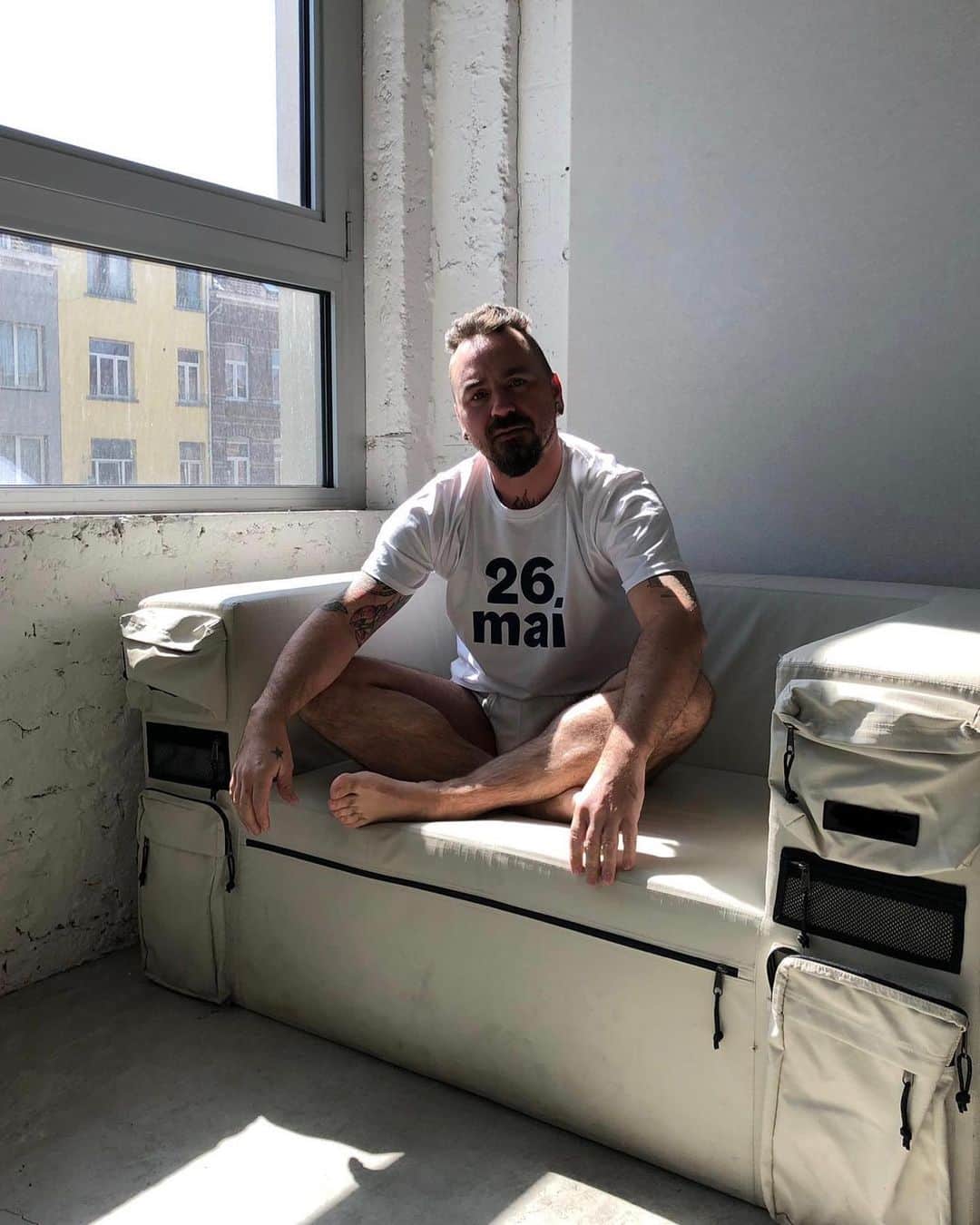 ジャンポールレスパナールのインスタグラム：「. 420 million people across Europe have the chance to vote together. So bring a friend, your family or your neighbors to the polls. And don’t forget to wear pants! European Elections 23-26 May 2019. @votetogether.eu #bringyourpantstothepolls #votingissexy #voteforeurope #26may #europeanelections #ep2019」