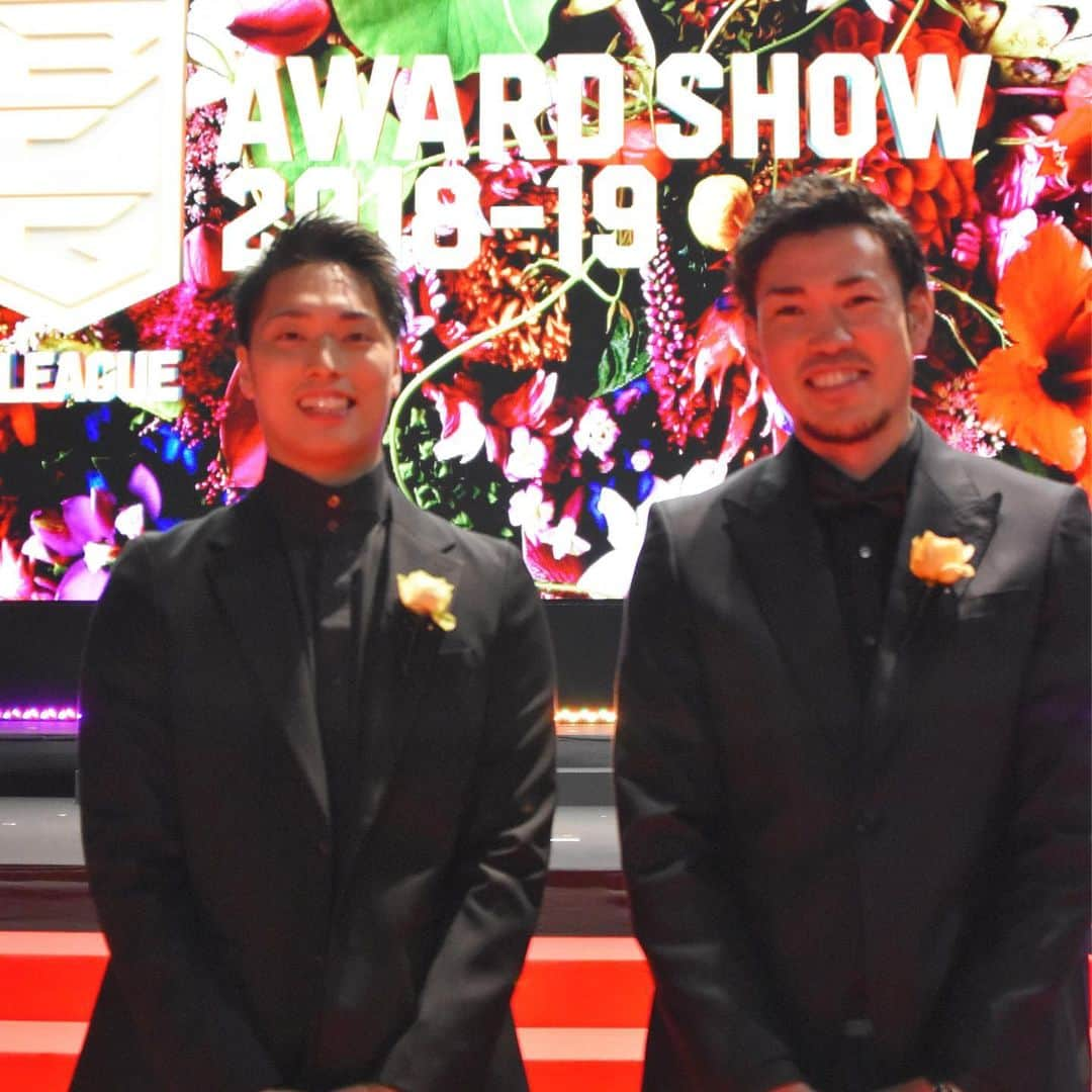 シーホース三河さんのインスタグラム写真 - (シーホース三河Instagram)「＜B.LEAGUE AWARD SHOW 2018-19＞ 『ベストFT成功率賞』『ベスト5』 #金丸晃輔 選手 『新人賞』 #岡田侑大 選手 『ホスピタリティNo.1クラブ』 #シーホース三河  シーホース三河はチームとして合計4つの個人賞、特別賞を受賞。  クラブとして初めてホスピタリティNo1を受賞させていただきました。それぞれのアリーナにそれぞれの良さがあることは知っています。その中で頭を悩ませて実施したことを少し認めていただいたようで非常に嬉しいです。またシーホース三河ホームゲームでお待ちしています。  #Bリーグ #Bリーグアワード #14金丸 #30岡田」5月15日 23時58分 - go_seahorses