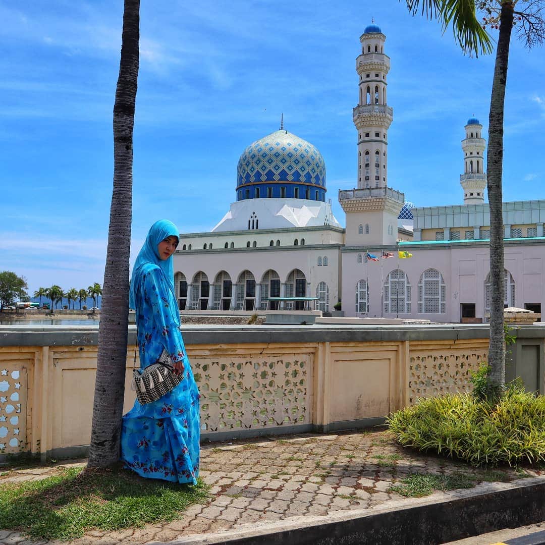 のインスタグラム：「． 🕌🕌🕌 apa kabar😊 ． コタキナバルの市立モスク  #ブルーモスク ！ ． モスクに入る前のドレスコードは露出禁止！短パンやノースリーブもNG！👗 ． でも衣装レンタルできるので、気軽に立ち寄ることができました🙌🙌 ． 前にクアラルンプールに行ったときもモスクに行ったけど、コタキナバルの市立モスクはレンタルの衣装の柄や色が選べて楽しい😆 ． ． @tourismmalaysia_japanoffice @sabahtourism #マレーシア #ボルネオ島 #サバ州 #コタキナバル #sabahtourismjpn #sabahtourism #genic_絶景と秘話#旅 #アジア #アジア旅行 #photography #女子旅 #海外旅行 #🇲🇾 #海が好き #海好きな人と繋がりたい #travel #旅したくなるフォト  #旅行好きな人と繋がりたい #写真撮ってる人と繋がりたい  #カメラ好きな人と繋がりたい  #ファインダー越しの私の世界  #カメラ女子 #モスク」