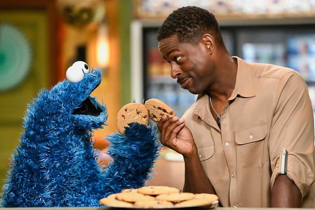 セサミストリートさんのインスタグラム写真 - (セサミストリートInstagram)「First came Cookie Monster, and he said Om, and then came @SterlingKBrown, and he said Nom, and then came, two cookies, and they said OM NOM NOM NOM! #Sesame50 • • • 📷: @zachlikewhoa • #SesameStreet #ThisIsUs #SterlingKBrown #CookieMonster #Cookies #BTS #BehindTheScenes」5月16日 0時02分 - sesamestreet