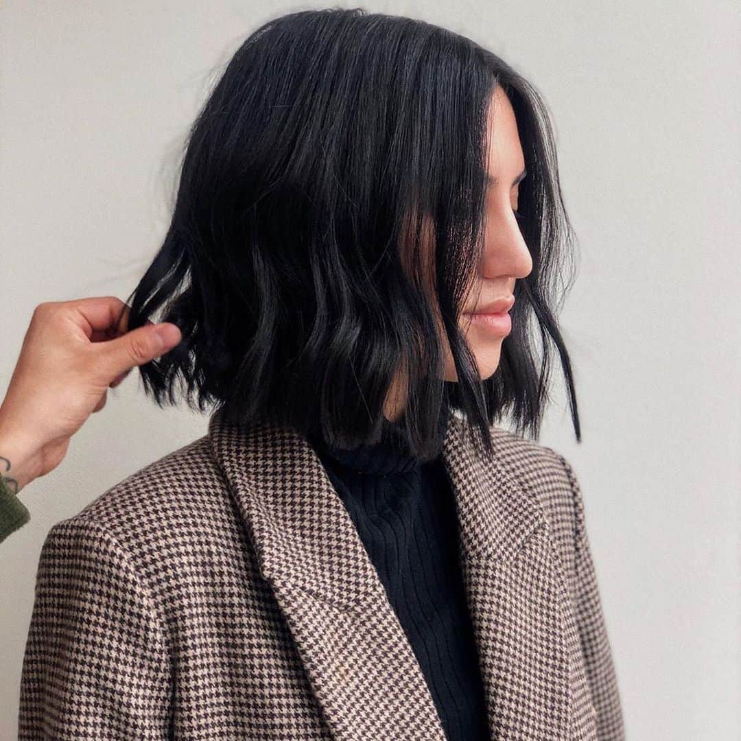 ghd hairさんのインスタグラム写真 - (ghd hairInstagram)「Short hair don’t care 💫 what’s your fave, wavy vibes or straight & sleek? Comment below 👇 @taniasarin #ghd #ghdhair #shorthairdontcare #bobhair」5月16日 0時11分 - ghdhair