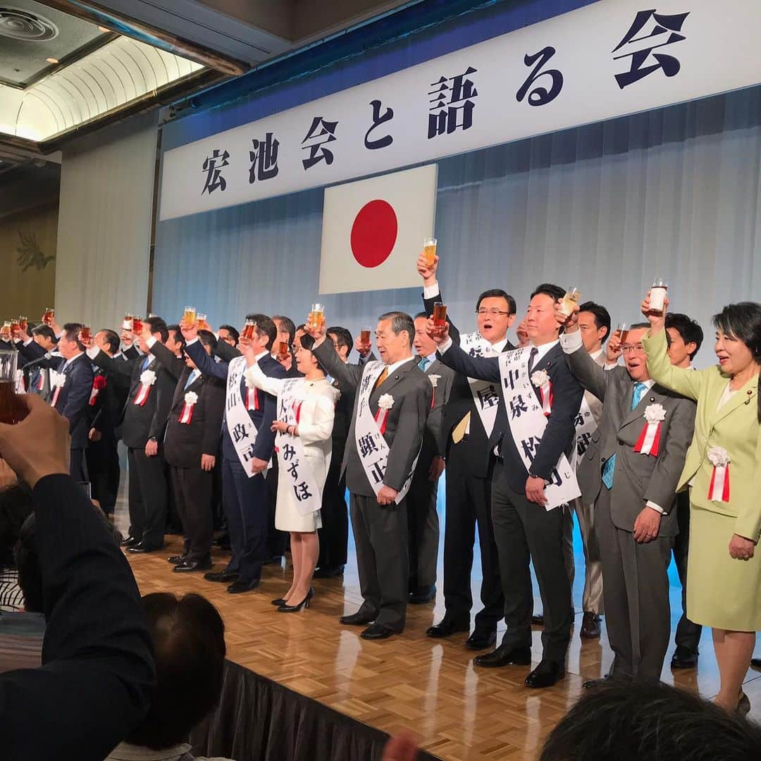 平井卓也さんのインスタグラム写真 - (平井卓也Instagram)「宏池会と語る会には多くの皆さんが駆けつけてくれました。岸田会長、保守本流の政策集団への期待が高まっていることを実感しました。ありがとうこざいました。#平井卓也」5月16日 0時12分 - hiratakuchan0125