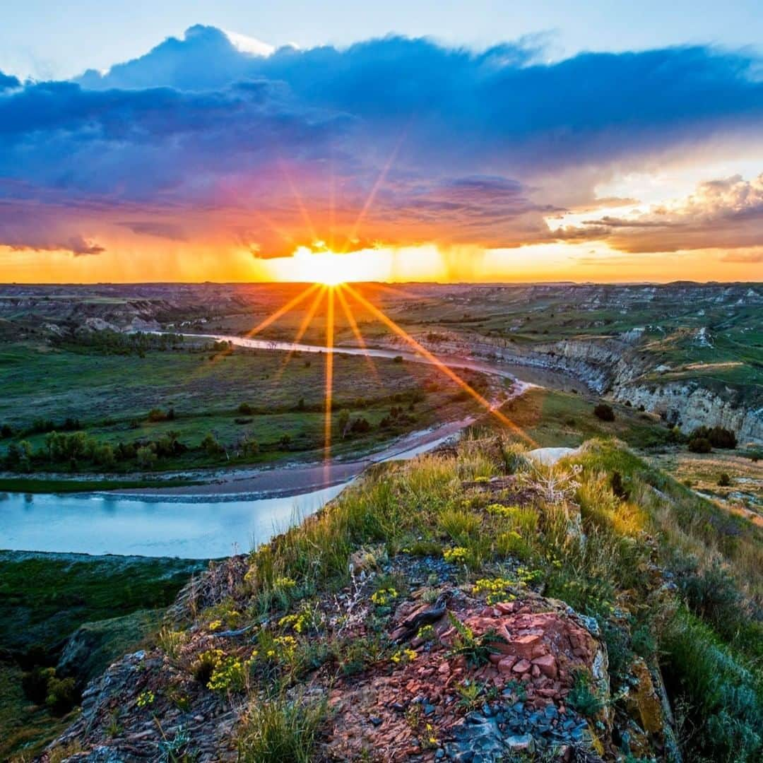 アメリカ内務省さんのインスタグラム写真 - (アメリカ内務省Instagram)「The Wind Canyon Trail is one of the best places to enjoy the #sunset at #TheodoreRoosevelt National Park in #NorthDakota. The last light shines on the badlands and sparkles in the water. The ever-changing Little Missouri River varies from a muddy trickle to a raging flood to a frozen highway at different times of the year. As the river carves through the soft clay of the badlands, it cuts away at its banks, constantly changing shape as it snakes northward to the Missouri River. Photo @theodorerooseveltnps by Dave Bruner, #NationalPark Service. #travel #FindYourPark #usinterior」5月16日 0時20分 - usinterior