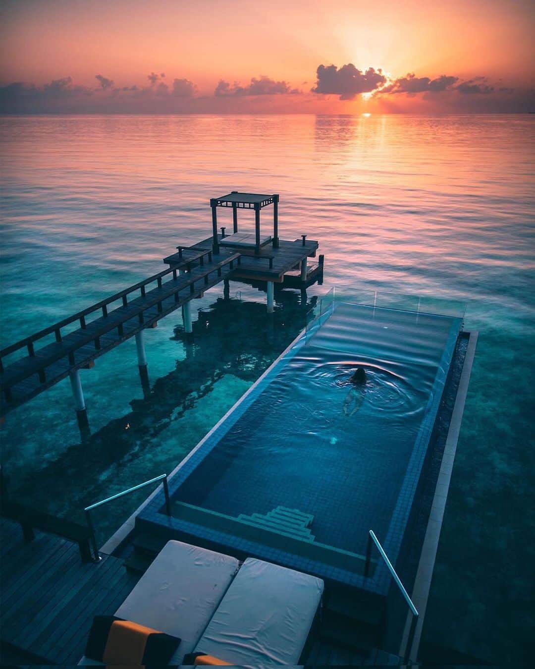 PicLab™ Sayingsさんのインスタグラム写真 - (PicLab™ SayingsInstagram)「Watch the sunset over the Indian Ocean in the Maldives at @angsana.velavaru. Photos by @rpnickson」5月16日 0時17分 - paradise