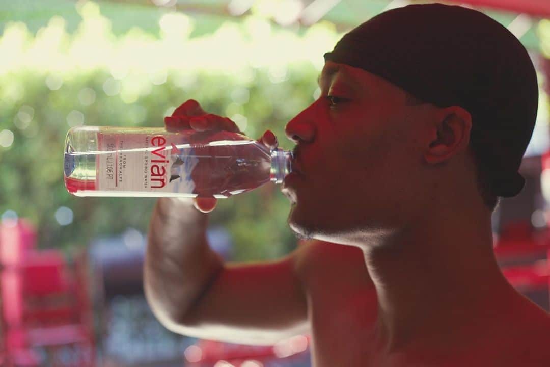 タイラージェームス・ウィリアムスのインスタグラム：「#ThirstTrap……no literally. What you put into your body is key for looking and feeling good. And although there are artificial drinks, nothing beats what was originally created from snow filtered by the Alps #CraftedByNature. With electrolytes naturally occurring in @evianwater I can stay in my lane much easier than some of ya'll. Check the IG story for more. #evianpartner.」