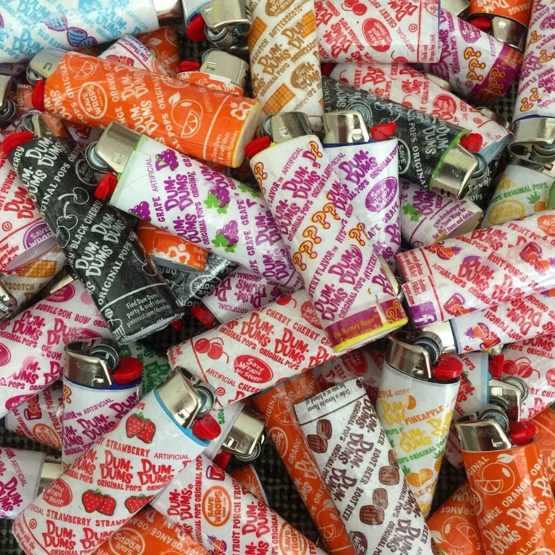エイミー・セダリスさんのインスタグラム写真 - (エイミー・セダリスInstagram)「Saturdee the 18th my dum-dum lighters will be for sale from 12 to 3 at @greenwichletterpress all kinds of flavors #dumdums #lighters #limitedsupply」5月16日 0時24分 - amysedaris