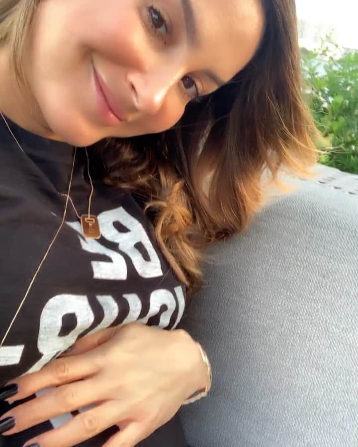 Claudia Leitteのインスタグラム：「🤰🏼🥰」