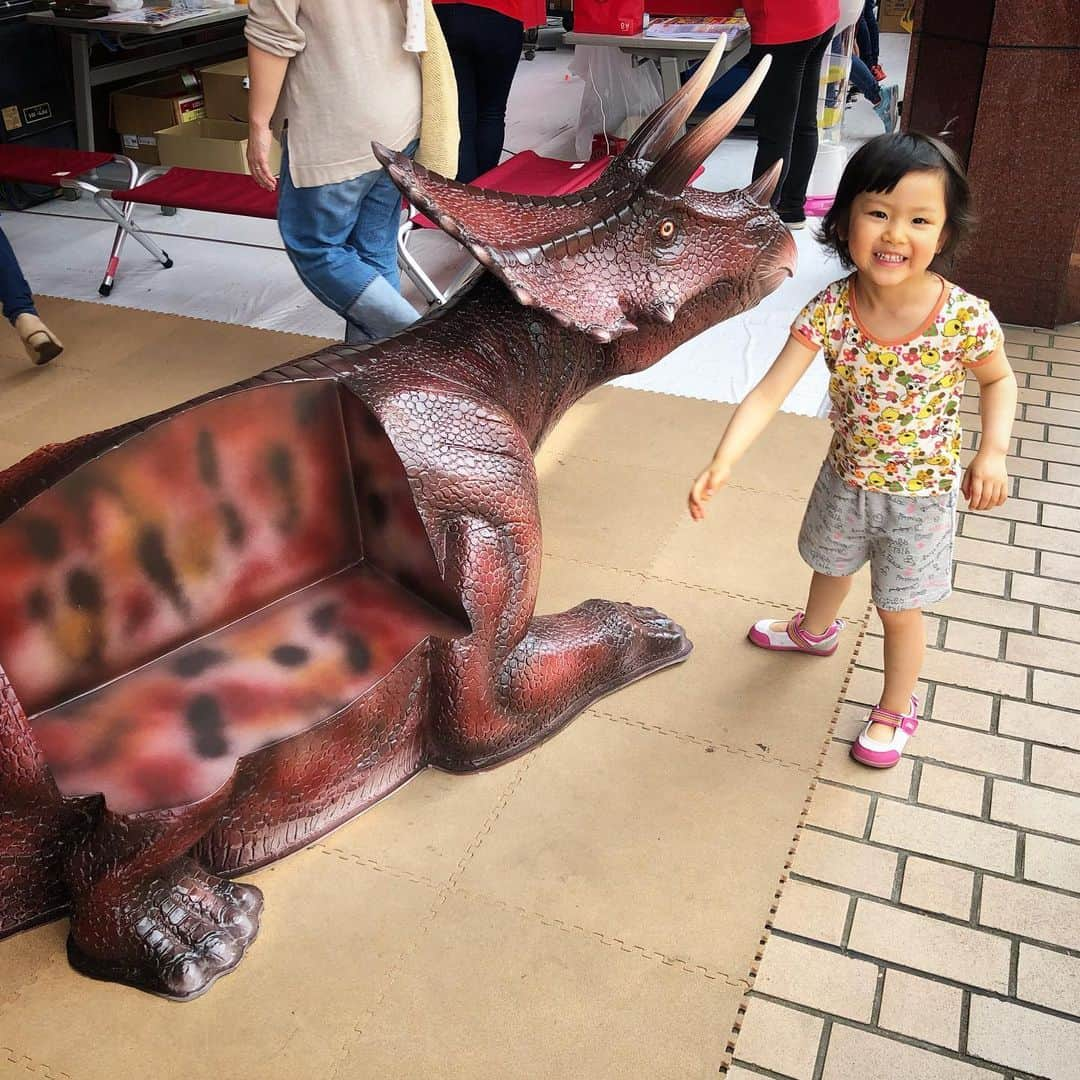 歩りえこさんのインスタグラム写真 - (歩りえこInstagram)「恐竜に乗るお姉ちゃん♪﻿ ﻿ #恐竜に🦕乗っていいイベント #恐竜﻿ #お姉ちゃん﻿ #歩りえこ﻿ ﻿」5月16日 0時47分 - riekoayumi