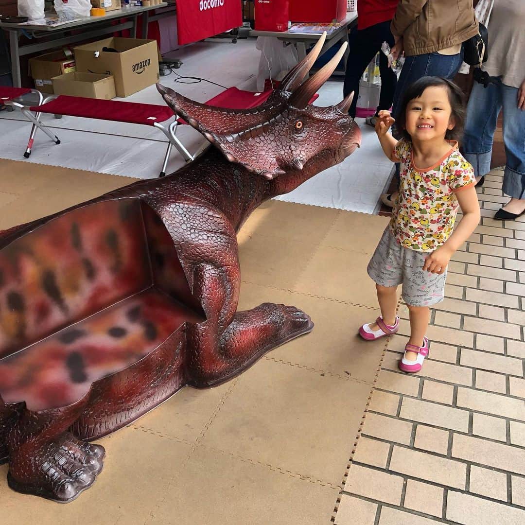歩りえこさんのインスタグラム写真 - (歩りえこInstagram)「恐竜に乗るお姉ちゃん♪﻿ ﻿ #恐竜に🦕乗っていいイベント #恐竜﻿ #お姉ちゃん﻿ #歩りえこ﻿ ﻿」5月16日 0時47分 - riekoayumi