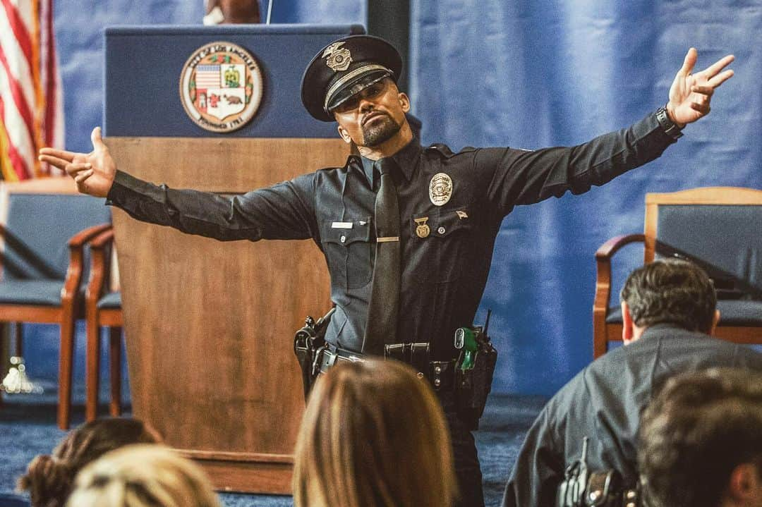 シェマー・ムーアさんのインスタグラム写真 - (シェマー・ムーアInstagram)「HUMP DAAAAY VIBES!!! 🤷🏽‍♂️🤷🏽‍♂️ ... You gotta loosen up when you’re buttoned up 💯 #swatcbs #swat #happyhumpday」5月16日 0時40分 - shemarfmoore