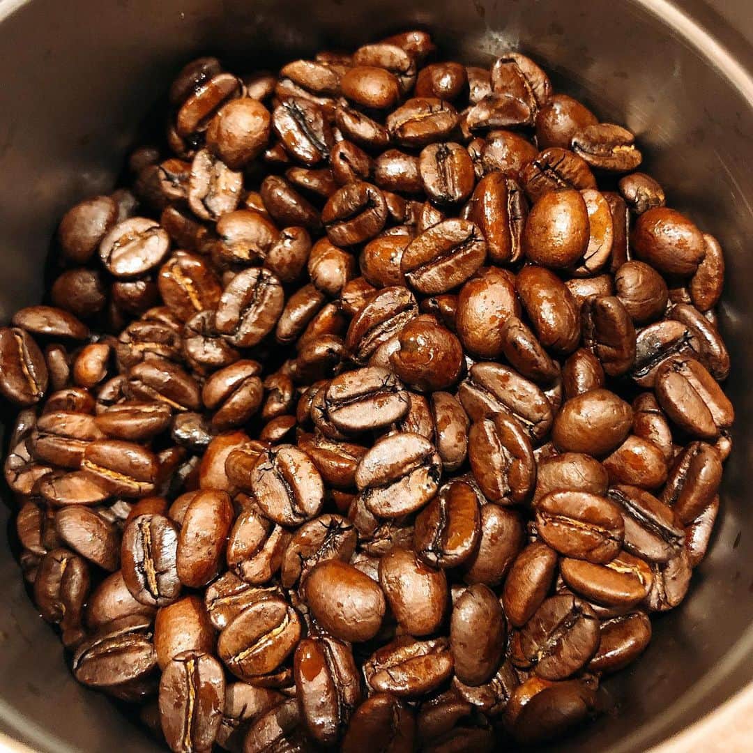 三浦祐太朗さんのインスタグラム写真 - (三浦祐太朗Instagram)「自分の為に淹れるコーヒーが好き。同じやり方をしても不思議と美味しくならない時もある。その日の自分を反映してるようで、何だか答え合わせしてるみたいで好きなのだ。 #コーヒー #珈琲 #coffee #☕️ #coffeebeans #コーヒー豆 #今日は美味い」5月16日 0時44分 - yutaro_3ura