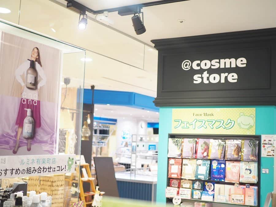 Sayuri（岸岡小百合）さんのインスタグラム写真 - (Sayuri（岸岡小百合）Instagram)「* @cosmestore有楽町店には初めて伺いましたが、 一言で言うと 「めっちゃいい‼️」 * プチプラからデパコスまで幅広く揃っていました。 何より、色んな部門のランキングが一目でわかり、 その場で試せるのがすごい‼️ 口コミを読むだけでは不安な方には めちゃめちゃオススメしたいお店です❤️ @at_cosme * * LUMINE有楽町店意外にも、 新宿、池袋、上野などにもあるみたい😍 * 今日5/16から5/20までの LUMINE10%オフセール期間中に 是非足を運んでみて下さい😊‼️ * 購入特典（写真3枚目）もありますよ♪ 旅行にも便利なサイズで嬉しいですよね😆❤️ #クレドポーボーテ  #クレドポー #アットコスメ #atcosme #atcosmestore #アットコスメストア #アットコスメストア有楽町  #LUMINE #ルミネ #春リップ #夏リップ #ルージュルミヌ #ルージュルミヌ3 #スウィートサテン #美容ブロガー  #MAQUIAトップブロガー #美容好きな人と繋がりたい」5月16日 0時45分 - sayuuringo