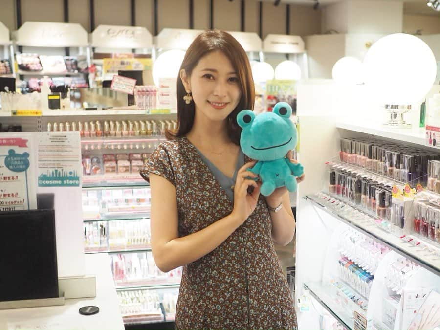 Sayuri（岸岡小百合）さんのインスタグラム写真 - (Sayuri（岸岡小百合）Instagram)「* @cosmestore有楽町店には初めて伺いましたが、 一言で言うと 「めっちゃいい‼️」 * プチプラからデパコスまで幅広く揃っていました。 何より、色んな部門のランキングが一目でわかり、 その場で試せるのがすごい‼️ 口コミを読むだけでは不安な方には めちゃめちゃオススメしたいお店です❤️ @at_cosme * * LUMINE有楽町店意外にも、 新宿、池袋、上野などにもあるみたい😍 * 今日5/16から5/20までの LUMINE10%オフセール期間中に 是非足を運んでみて下さい😊‼️ * 購入特典（写真3枚目）もありますよ♪ 旅行にも便利なサイズで嬉しいですよね😆❤️ #クレドポーボーテ  #クレドポー #アットコスメ #atcosme #atcosmestore #アットコスメストア #アットコスメストア有楽町  #LUMINE #ルミネ #春リップ #夏リップ #ルージュルミヌ #ルージュルミヌ3 #スウィートサテン #美容ブロガー  #MAQUIAトップブロガー #美容好きな人と繋がりたい」5月16日 0時45分 - sayuuringo