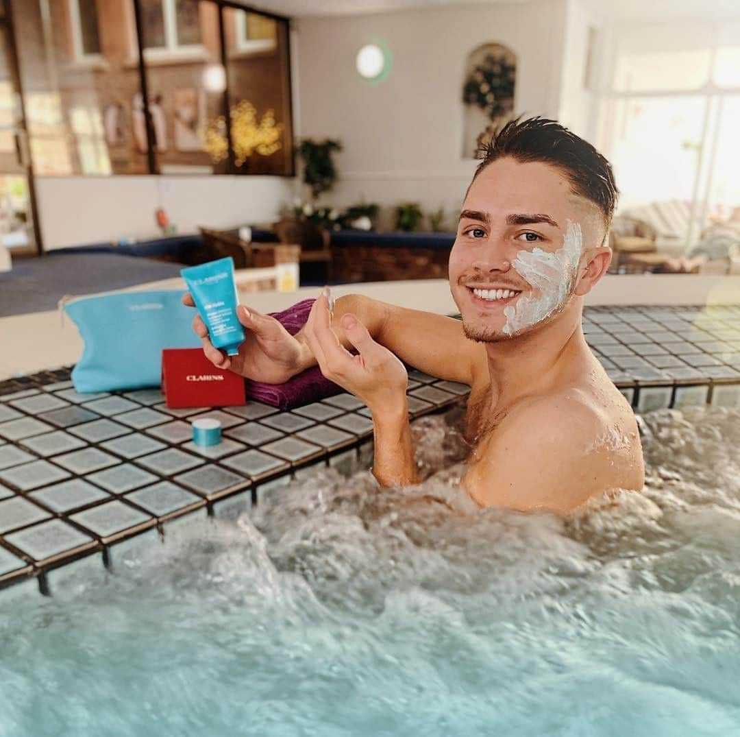 ClarinsUKさんのインスタグラム写真 - (ClarinsUKInstagram)「It's a moisturising bath for thirsty skin. SOS Hydra mask is an ultra-refreshing gel-cream mask helps skin find its ideal moisture level in just 10 minutes. Deeply quenches for skin that is supple, refreshed, smooth and toned. Regram: @clarins_tyler  #Clarins #ItsAllAboutYou . . . . . . . . #mask #facemask #multimasking #hydrationmask #gelmask #selflove #selfcare」5月16日 0時50分 - clarinsuk