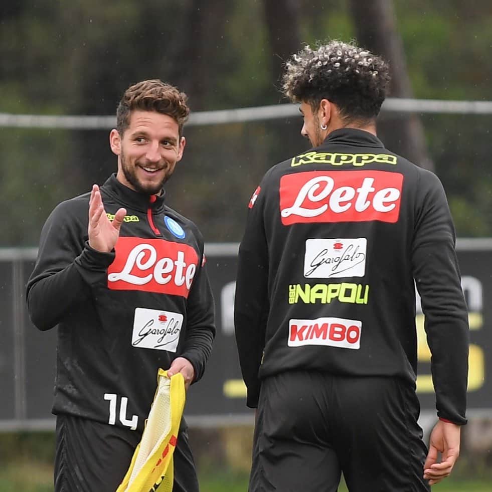 SSCナポリさんのインスタグラム写真 - (SSCナポリInstagram)「👫 Everyone has a mate like @driesmertens! 😊 📝 Tag yours! 💙 #ForzaNapoliSempre」5月16日 0時58分 - officialsscnapoli
