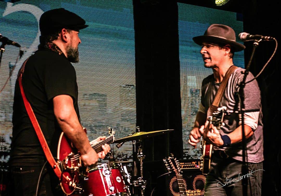 ロブ・モローのインスタグラム：「Please join Rob Morrow and Carlos Calvo for a special acoustic house concert this Sunday, May 19, at 5pm. Taking place at the Wild Honey Backyard Amphitheater in Eagle Rock, it’s a great opportunity to enjoy music in an intimate backyard setting. Advance tix are on sale at https://morrowcalvojules.bpt.me. $20 for GA and $40 for VIP which includes food and drinks from Scarantino's Italian Inn. More info/RSVP: https://www.facebook.com/events/2334139423523048」