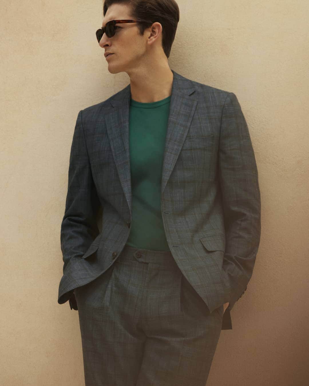 ギーブス&ホークスのインスタグラム：「Subtly checked jackets like this are the difference between average and exceptional.  Cut in a lightweight wool cloth on Gieves & Hawkes signature notched-lapel model, this jacket is both elegant and easy to wear. Pair with a powder blue linen shirt and sand classic fit chinos for a timeless warm weather look. #GievesandHawkes #stylenotes #suitup #ageofexploration」