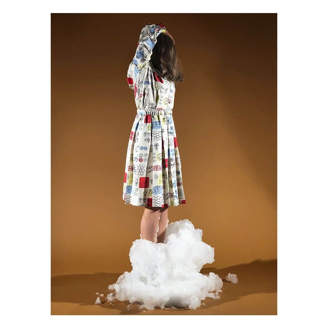 マルニさんのインスタグラム写真 - (マルニInstagram)「Amsterdam-based artist Paul Kooiker @paulkooiker explores #MarniPrefall19 through static poses of women absorbed by fluffy and pop clouds of foam. #MarniInterzone」5月16日 1時00分 - marni