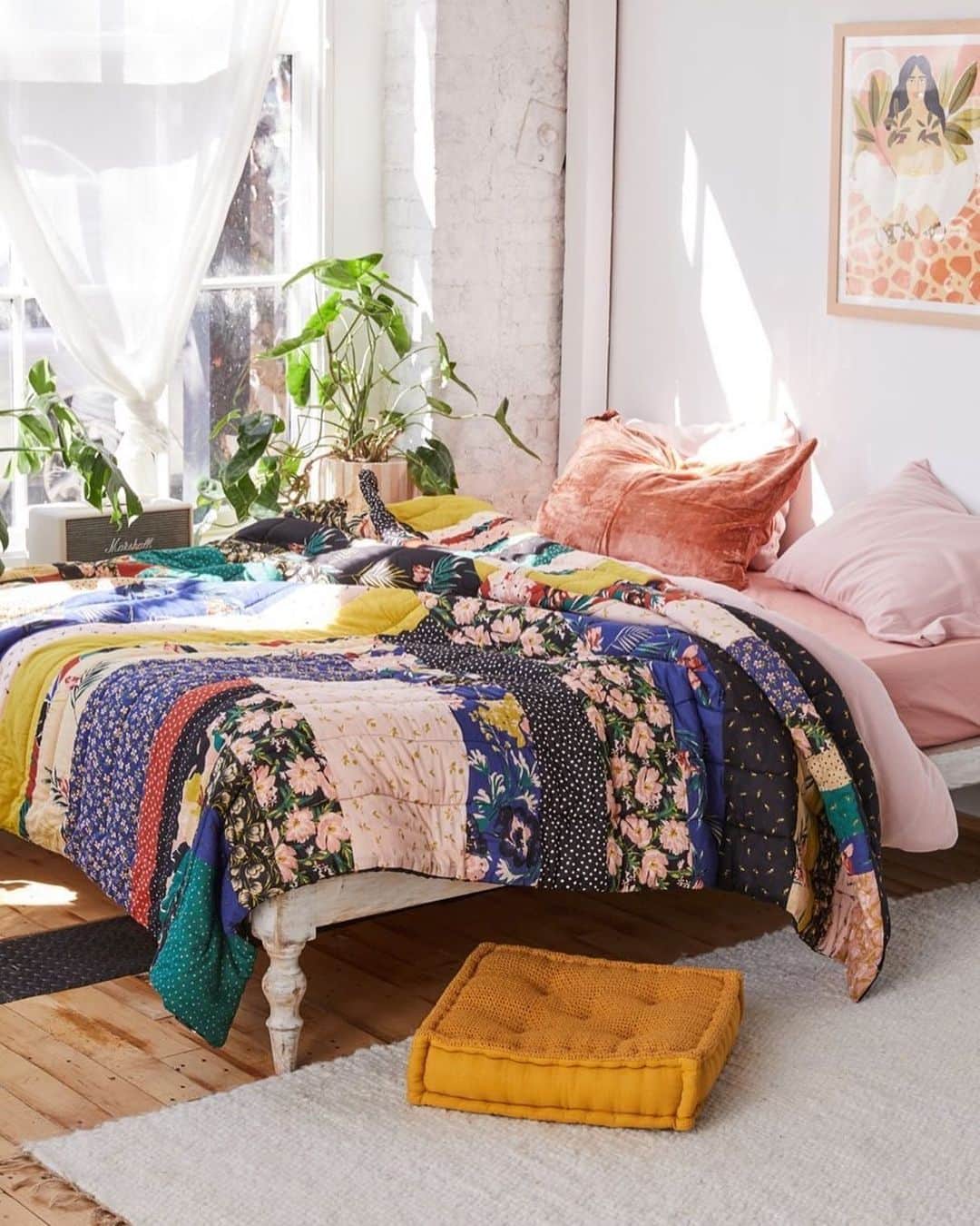 Urban Outfittersさんのインスタグラム写真 - (Urban OutfittersInstagram)「It's that time of year—swap out your winter bedding for something a little more colorful. @UrbanOutfittersHome #UOHome」5月16日 1時02分 - urbanoutfitters