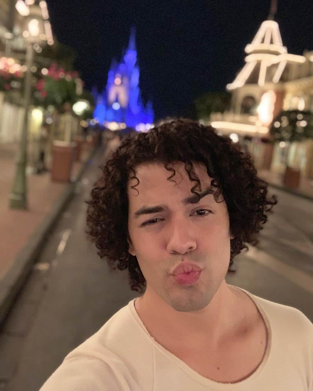 サム・アウヴェスさんのインスタグラム写真 - (サム・アウヴェスInstagram)「💋 #disney #selfie」5月16日 1時03分 - samalvesmusic