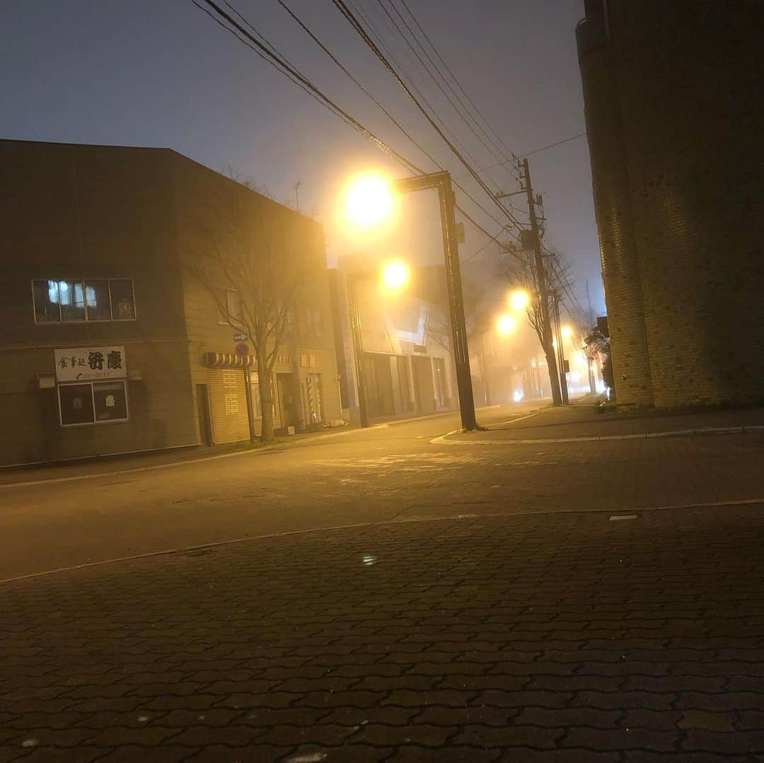 村本大輔さんのインスタグラム写真 - (村本大輔Instagram)「釧路は噂以上に霧が濃くてロンドンみたいだった。独演会は満席で年齢層もバラバラで会場も最高の雰囲気だった。」5月16日 1時13分 - muramotodaisuke1125