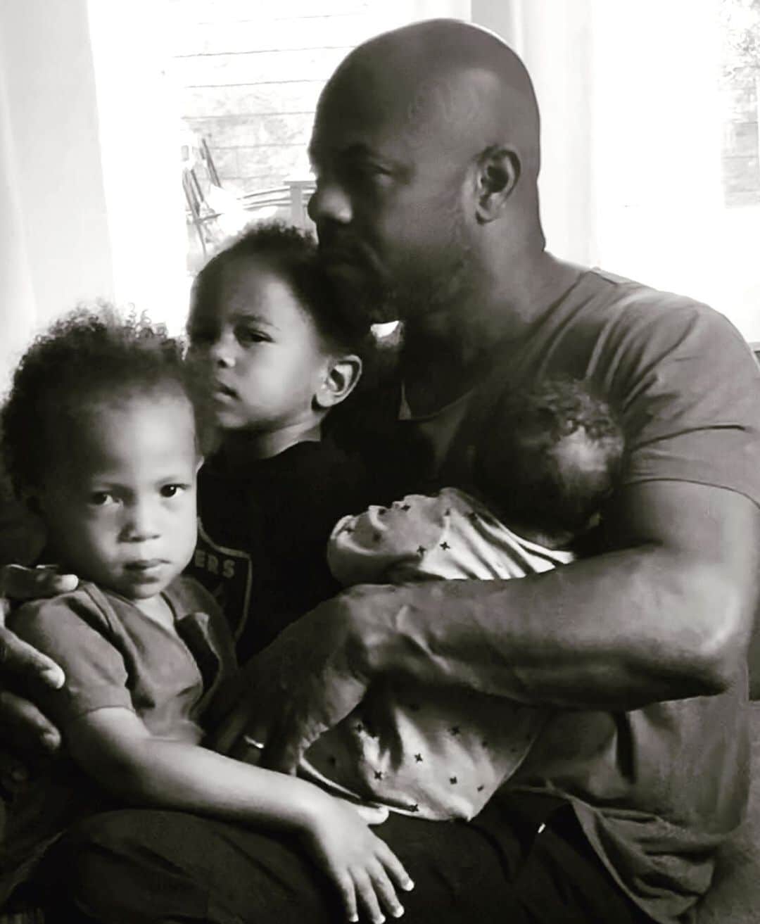 ロックモンド・ダンバーのインスタグラム：「My three sons. “Czar (3), Pharaoh (1.5) & Sultan (1.5months).... picture taken by my daughter Berkeley(5)... #daddytimeisthebesttime ❤️❤️」