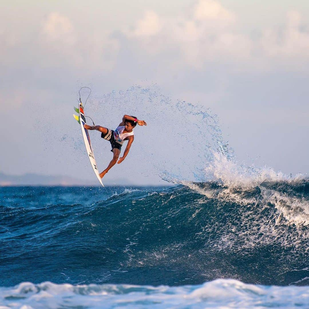 hurleyさんのインスタグラム写真 - (hurleyInstagram)「Morning glory. ⠀⠀⠀ Swipe through to watch the team rise up with the sun, then catch up on the @wslairborne in our story.⚡️」5月16日 1時22分 - hurley