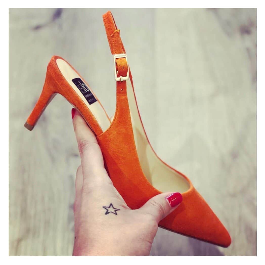 イズロさんのインスタグラム写真 - (イズロInstagram)「#islo #isloisabellalorusso #isloshoes #shoes #chanel #suede #orange #heels #tacchi #punta #shop #rivenditore #fashion #style #bestseller #shopping #shoponline #madeinitaly #marisol #staytuned」5月16日 1時18分 - islo_isabellalorusso