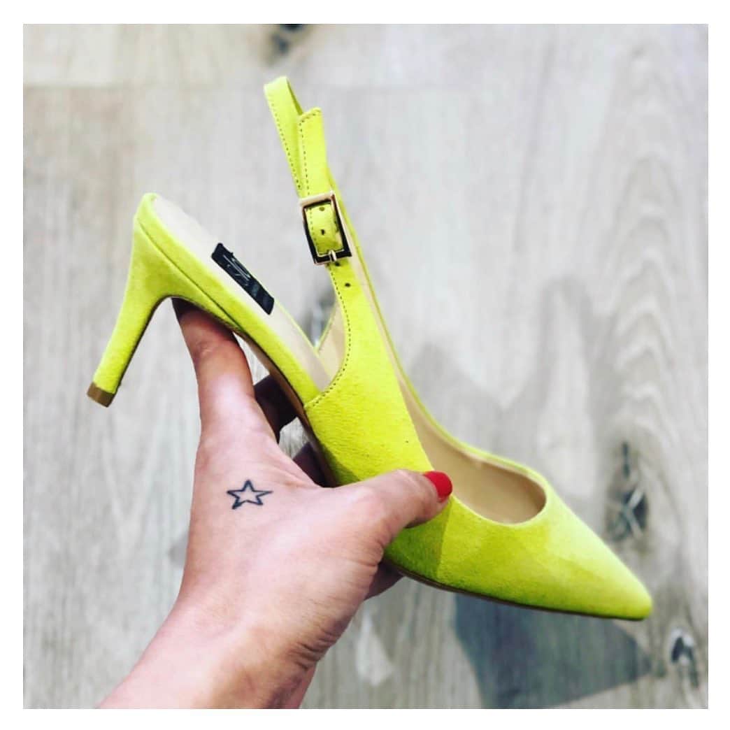 イズロさんのインスタグラム写真 - (イズロInstagram)「#islo #isloisabellalorusso #isloshoes #shoes #chanel #suede #lemon #heels #tacchi #punta #shop #rivenditore #fashion #style #bestseller #shopping #shoponline #madeinitaly #marisol #staytuned」5月16日 1時20分 - islo_isabellalorusso