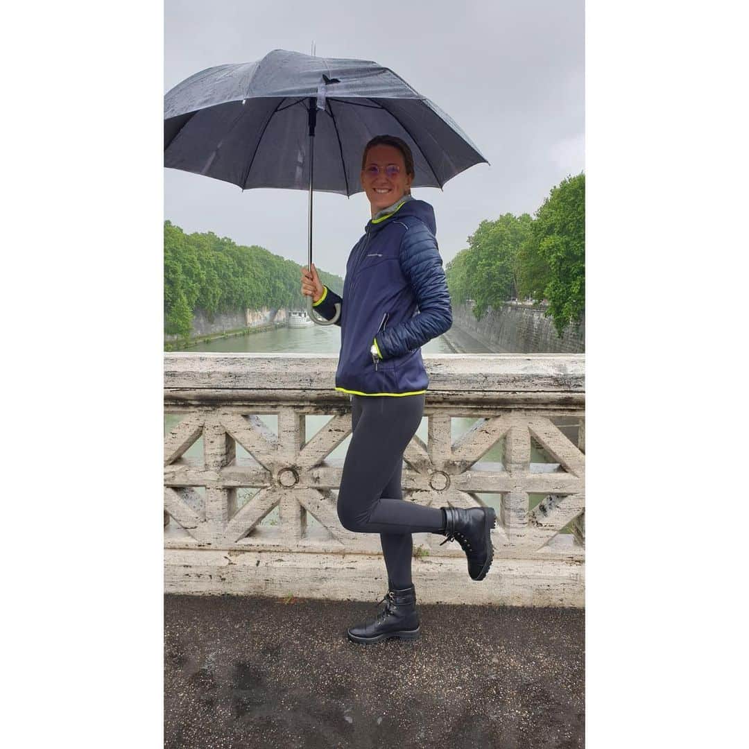 ビクトリア・アザレンカのインスタグラム：「Life isn’t about waiting for the storm to pass, it’s about leaning how to dance in the rain  Baila baila baila 💃🏼」