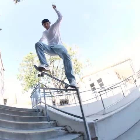 スラッシャーのインスタグラム：「👉🏽 @shanejoneill’s new company @aprilskateboards comes out swinging 🔨 Video live on ThrasherMagazine.com 📡」