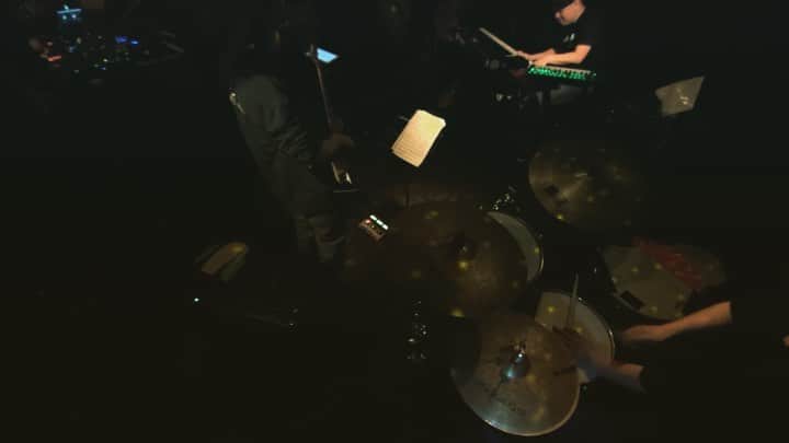 吉澤響のインスタグラム：「2019/4/16 渋谷theRoom 『Bell』/ タケウチカズタケ  この日初対面だったベースのあきらくん。とてもかっこよかった。色気のあるベーシストでした。  #drums #drummer #gretsch #live #gretschdrums #UTWnite #セカイイチ」