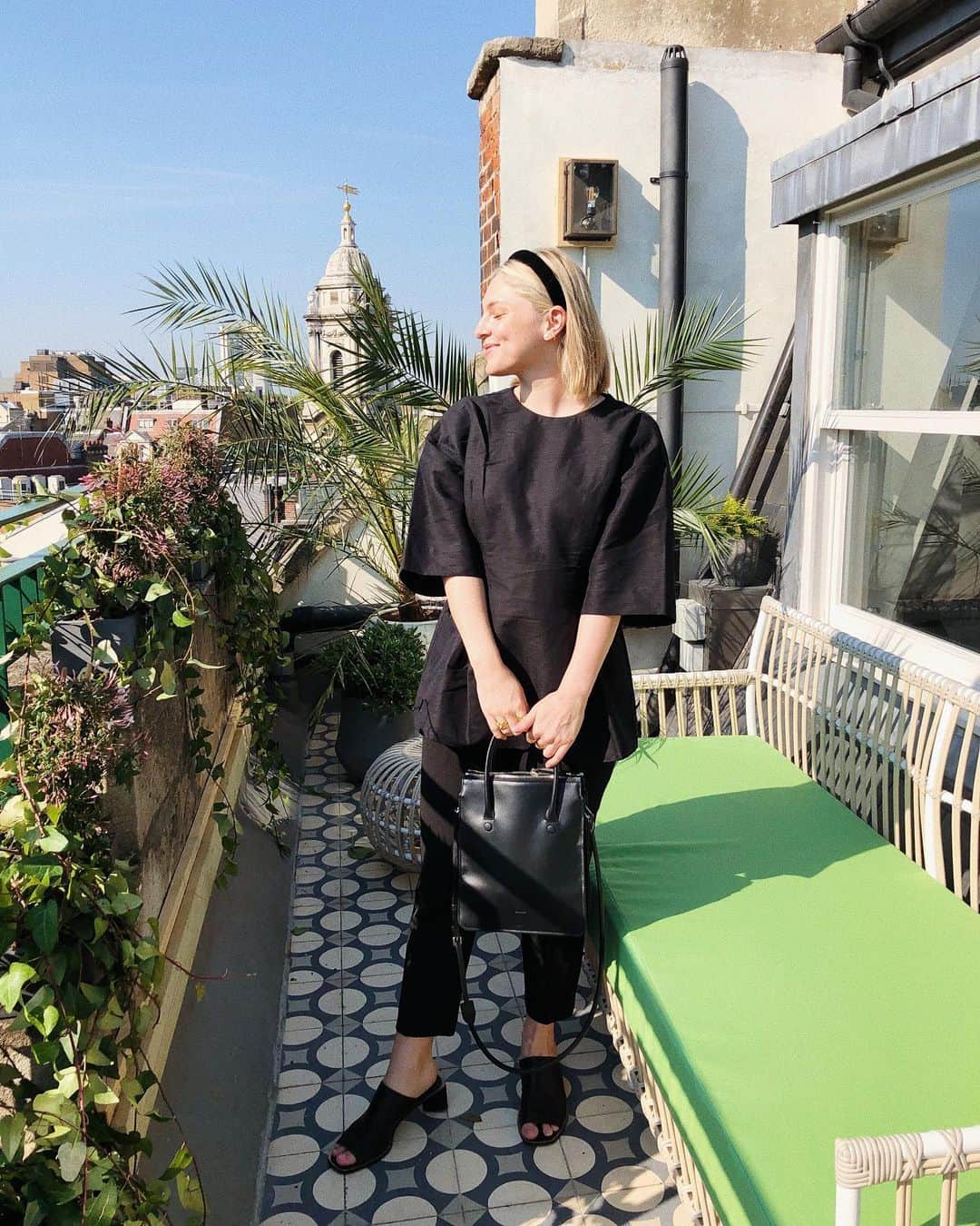 Estée Lalondeのインスタグラム：「🌞🖤 #ELwears」