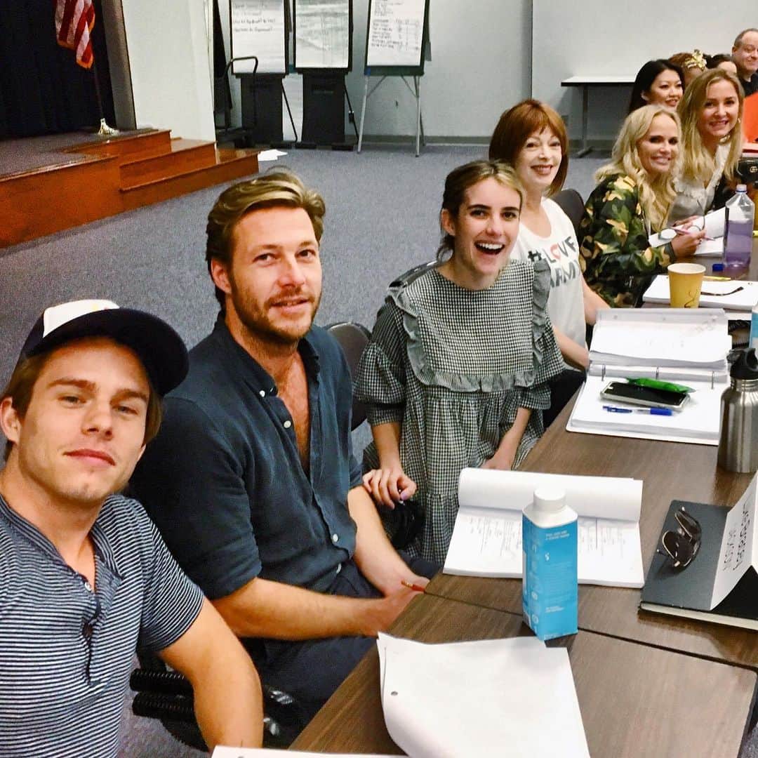 ジェシカ・キャプショーのインスタグラム：「This just in...THRILLED to join this massively talented (and hilarious) group of lovely people to bring you a profoundly charming and funny new movie called HOLIDATE. @netflix had me at hello with this one and I couldn’t be more excited to get back to the business of bringing joy and laughter to a screen near you...😘」