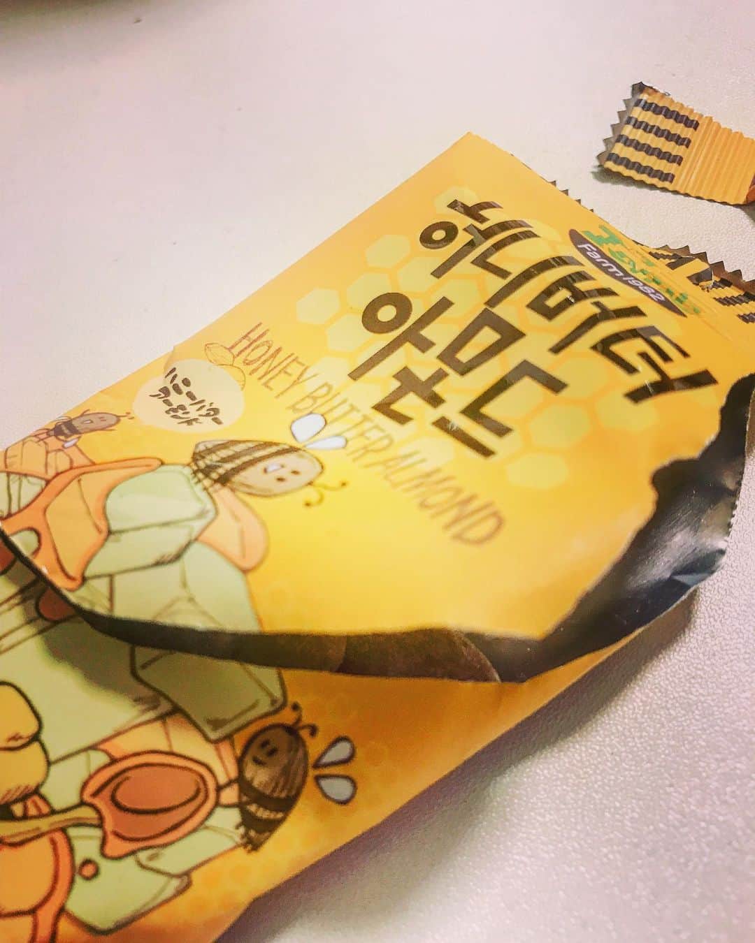 陽向こはるさんのインスタグラム写真 - (陽向こはるInstagram)「ふえちゃんの生誕祭でもらったやつー めっちゃ美味しい！  #韓国 #お菓子 #アーモンド #ハニー」5月16日 1時44分 - coharuhinata