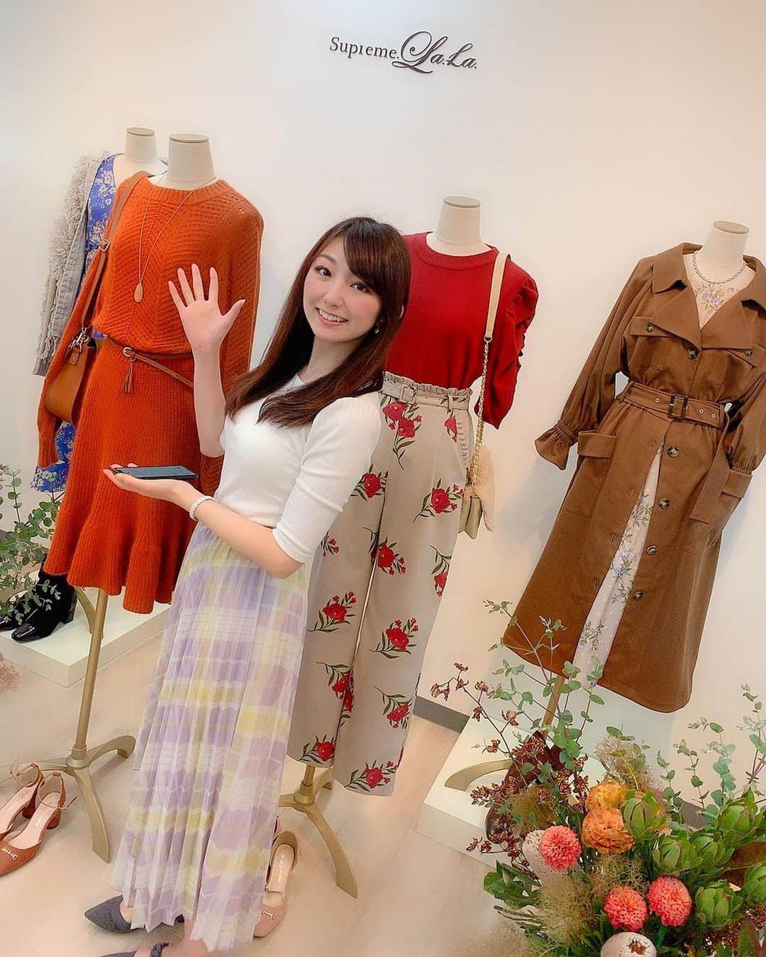 尻無浜冴美のインスタグラム：「シュープリームララ (@supremelala_official )﻿ 秋服の展示会"Modern Romantic"行ってきた🎉﻿ 一目惚れしたワンピースや、ベルトや帽子の小物も可愛かったな🥺💓﻿ ﻿ ケータリングがいっつもおしゃれで、美味しくって居心地良いからいつもゆっくりしてしまう☺️﻿ ﻿ ﻿ ﻿ #supremelala #シュープリームララ﻿ #展示会 #exhibition #ファッション #秋ファッション #秋冬ファッション #2019autumn #autumn2019 #2019aw  #cute #japanesefashion #japanesegirl #インスタ映え  #モテコーデ #かわいい  #女子力 #新作発表」