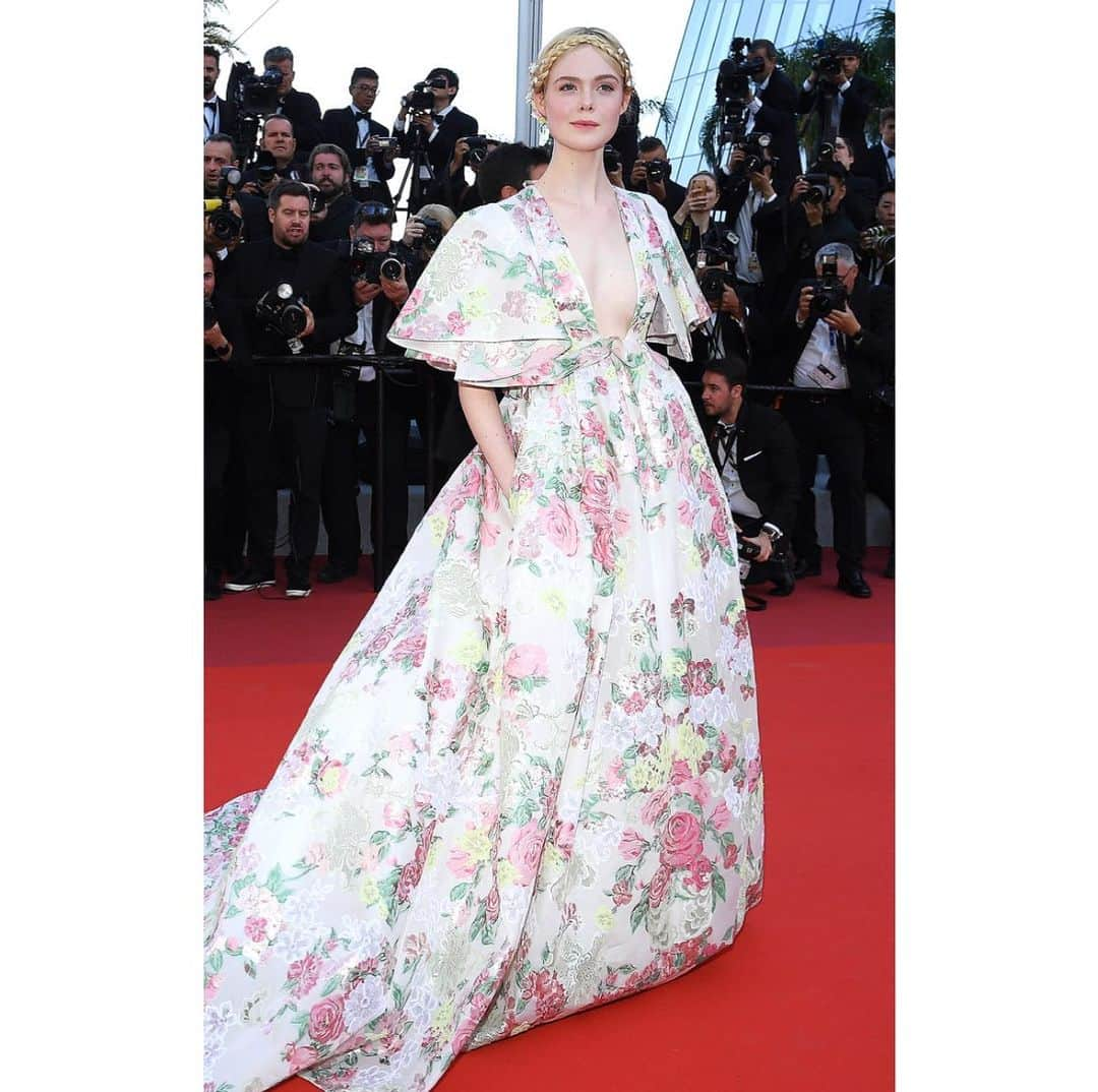 ミシェル・モナハンさんのインスタグラム写真 - (ミシェル・モナハンInstagram)「With a stunning resume totaling almost 60 projects, @ellefanning is currently the youngest jury member in the history of the #CannesFilmFestival and deservedly so. Sweet Elle is whip-smart, gracious, talented beyond her years and a powerful and inspiring voice in an industry that yearns for more female perspective. Elle, you are a vision in every sense of the word. Shine, girl, shine! ✨💫✨ #wcw」5月16日 7時28分 - michellemonaghan