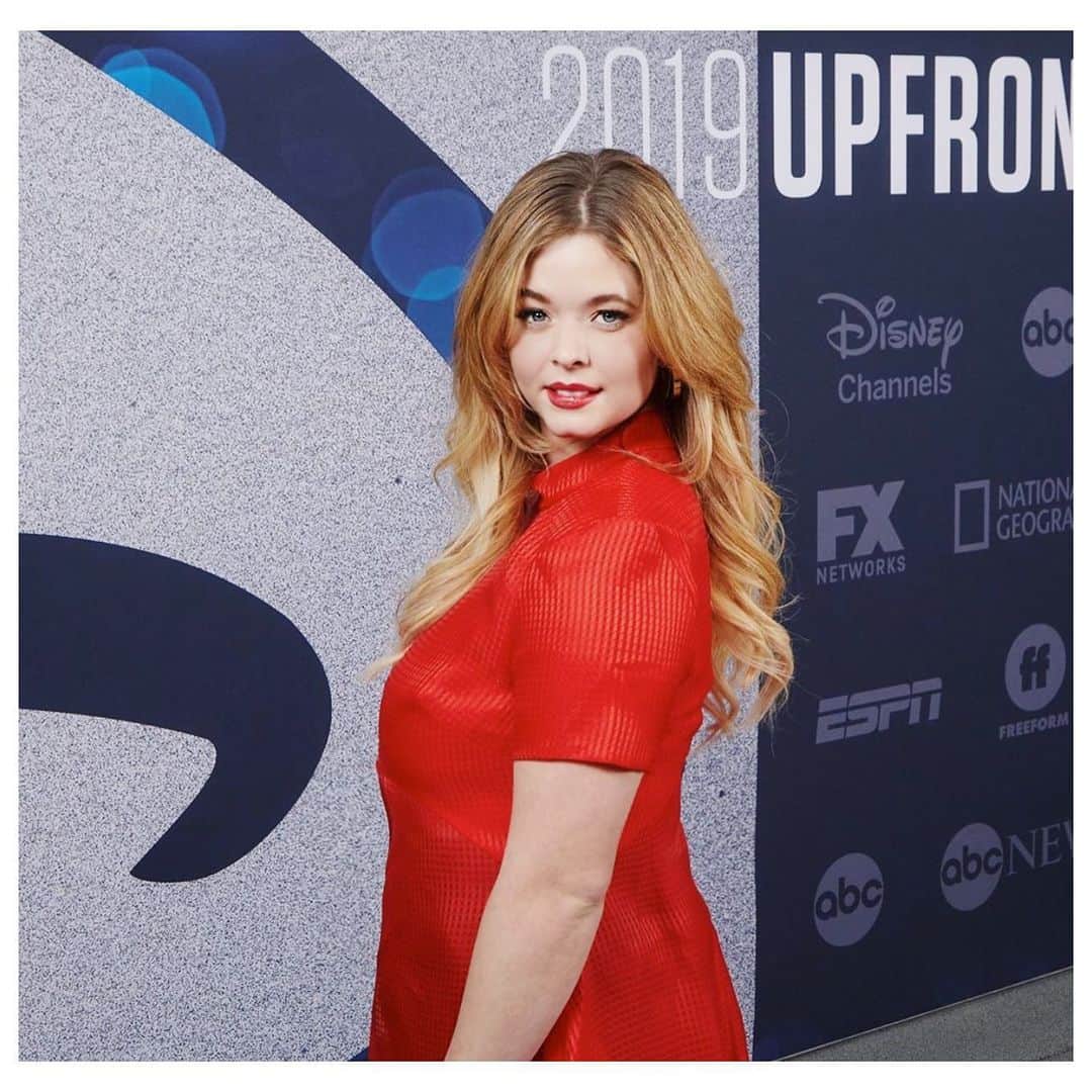 サーシャ・ピーターズのインスタグラム：「Ladies night out ♥️ don’t forget to watch #plltheperfectionists tonight! You don’t want to miss it! The most epic episode yet 😍」