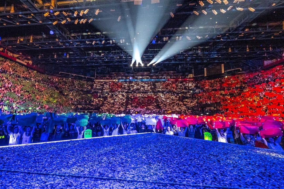 backstreetboysさんのインスタグラム写真 - (backstreetboysInstagram)「What a night Milan! Thank you for all the love and all your signs ♥️🇮🇹 #BSBITA #DNAWorldTour」5月16日 7時22分 - backstreetboys