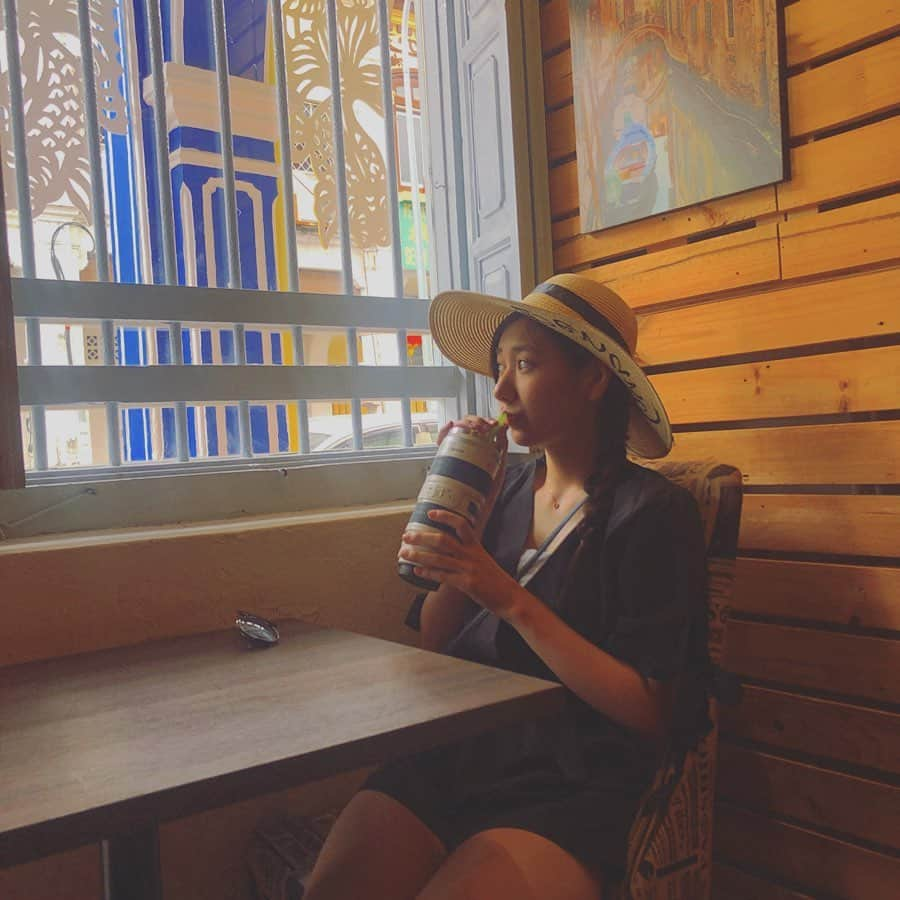 西村彩有里さんのインスタグラム写真 - (西村彩有里Instagram)「cafe time☕️ フラペチーノ頼んだらカメラレンズのコップで出てきてまあびっくり！キヤノンだったよ #cafe #penangcafe  #Malaysia #penang #soulcafe #camera #canon #マレーシア #ペナン #ペナンカフェ #キヤノン  #はっぴっぴ #西村彩有里 #横顔最強説」5月16日 2時06分 - 24sayu